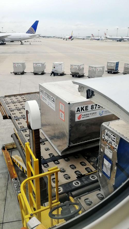 货物集装箱经过传送带,输送到飞机的货仓.